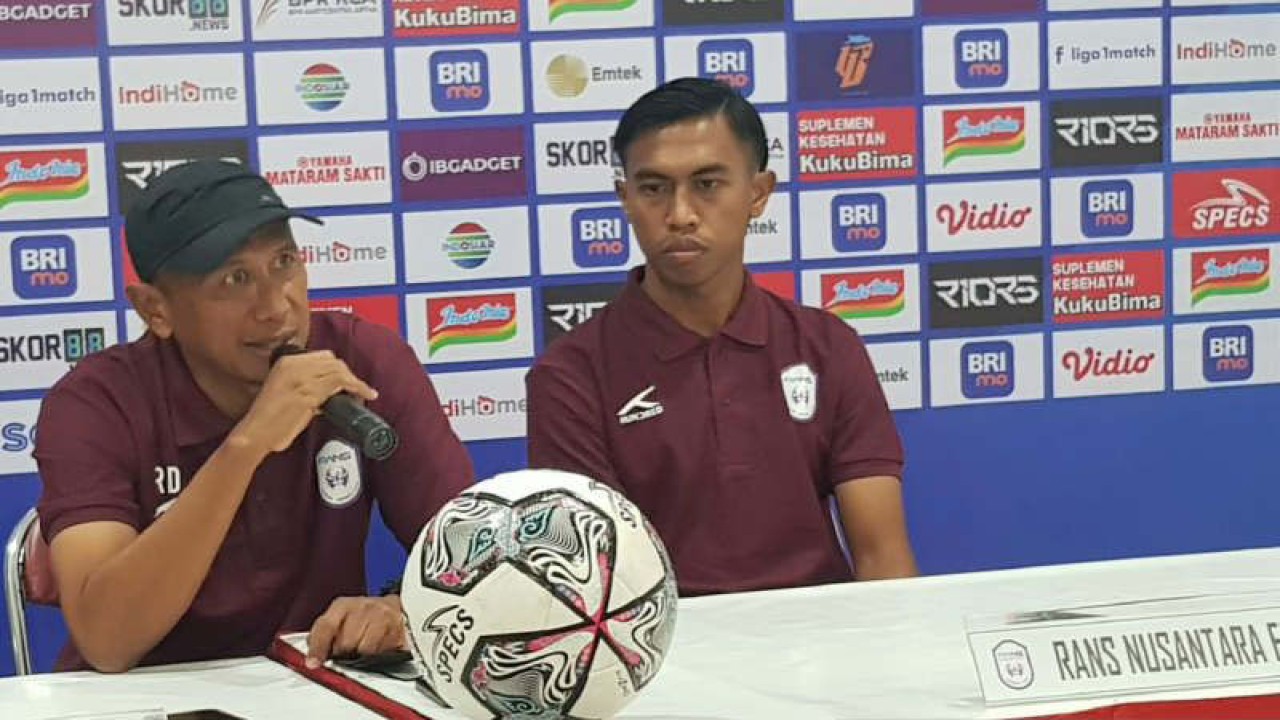 Pelatih RANS Nusantara FC, Rahmad Darmawan, memberi keterangan di sela latihan di Stadion Jatidiri Semarang, Jumat (ANTARA/ I.C.Senjaya)