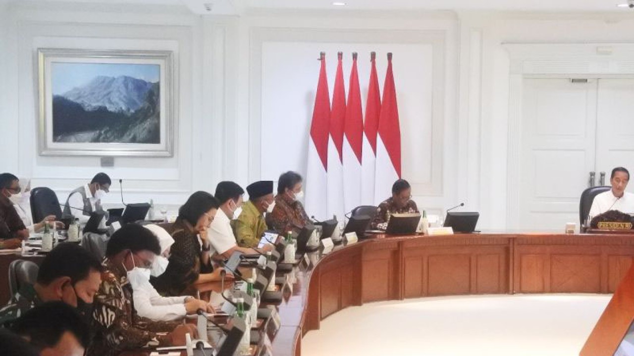 Suasana rapat terbatas persiapan Natal 2022 dan Tahun Baru 2023 yang dipimpin Presiden RI Joko Widodo di Kantor Presiden, Jakarta, Senin (19/12). (ANTARA/Indra Arief Pribadi)