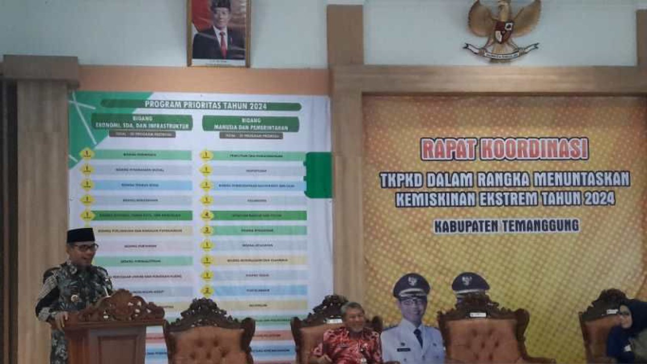 Bupati Temanggung M. Al Khadziq menyampaikan pengarahan dalam rapat koordinasi tim koordinasi penanggulangan kemiskinan daerah dalam rangka menuntaskan kemiskinan ekstrem tahun 2024 di Kabupaten Temanggung, Provinsi Jawa Tengah, Rabu (28/12/2022). (ANTARA/Heru Suyitno)