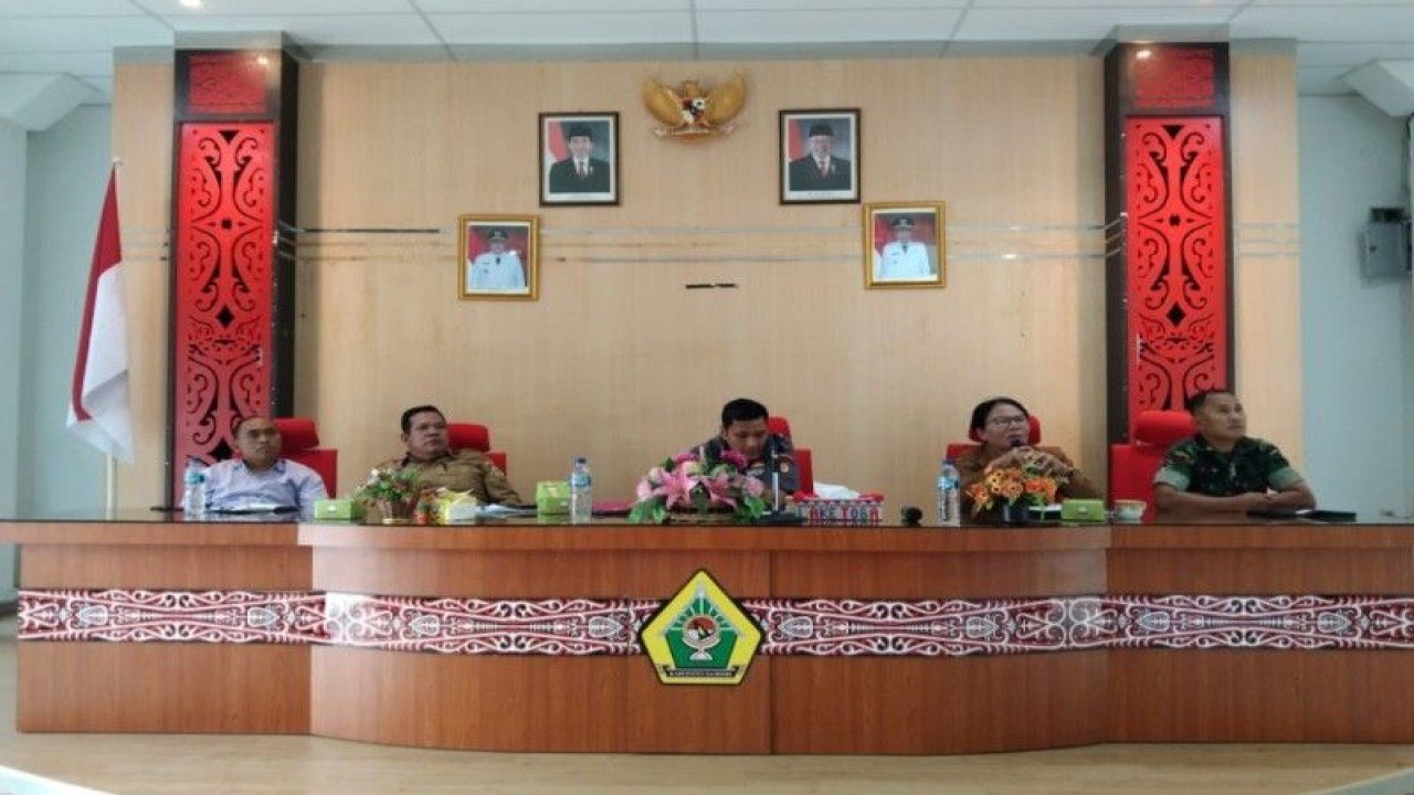 Rapat koordinasi pembahasan ketersediaan bahan pokok di Samosir jrlang Natal dan tahun baru (ANTARA/HO)