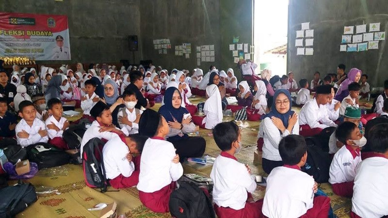 Pelajar Sekolah Dasar Muhammadiyah 3 Bogor Playen, Gunung Kidul, mendapatkan Layanan Dukungan Psikososial di Yogyakarta, Senin (14/11/2022). ANTARA/HO-Kemensos/am.