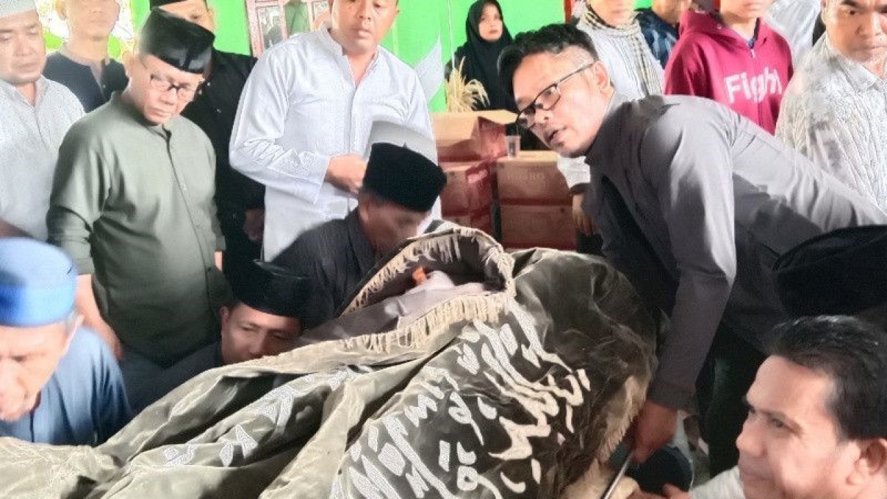 Ratusan warga membawa jenazah Sekda Mukomuko Yandaryat ke TPU di Desa Mandi Angin, Minggu (18/12/2022) ANTARA/Ferri.