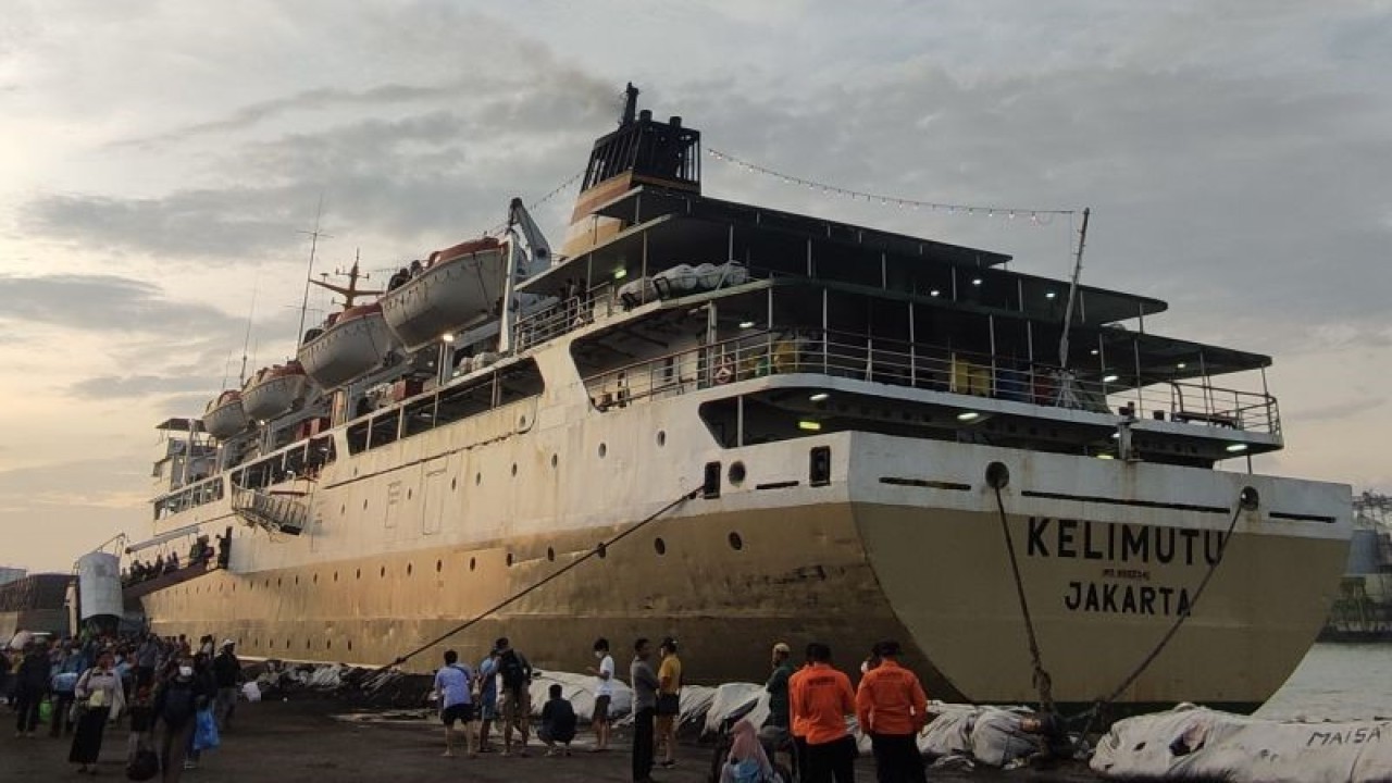 KM Kelimutu pengangkut ratusan wisatawan yang dievakuasi dari Kepulauan Karimunjawa, Kabupaten Jepara, akibat cuaca buruk, bersandar di Pelabuhan Tanjung Emas Semarang, Rabu (28/12/2022). ANTARA/Wisnu Adhi
