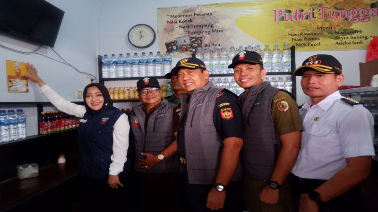 Bupati Mojokerto Ikfina Fahmawati saat melakukan razia rokok ilegal. ANTARA/HO-Pemkab Sidoarjo