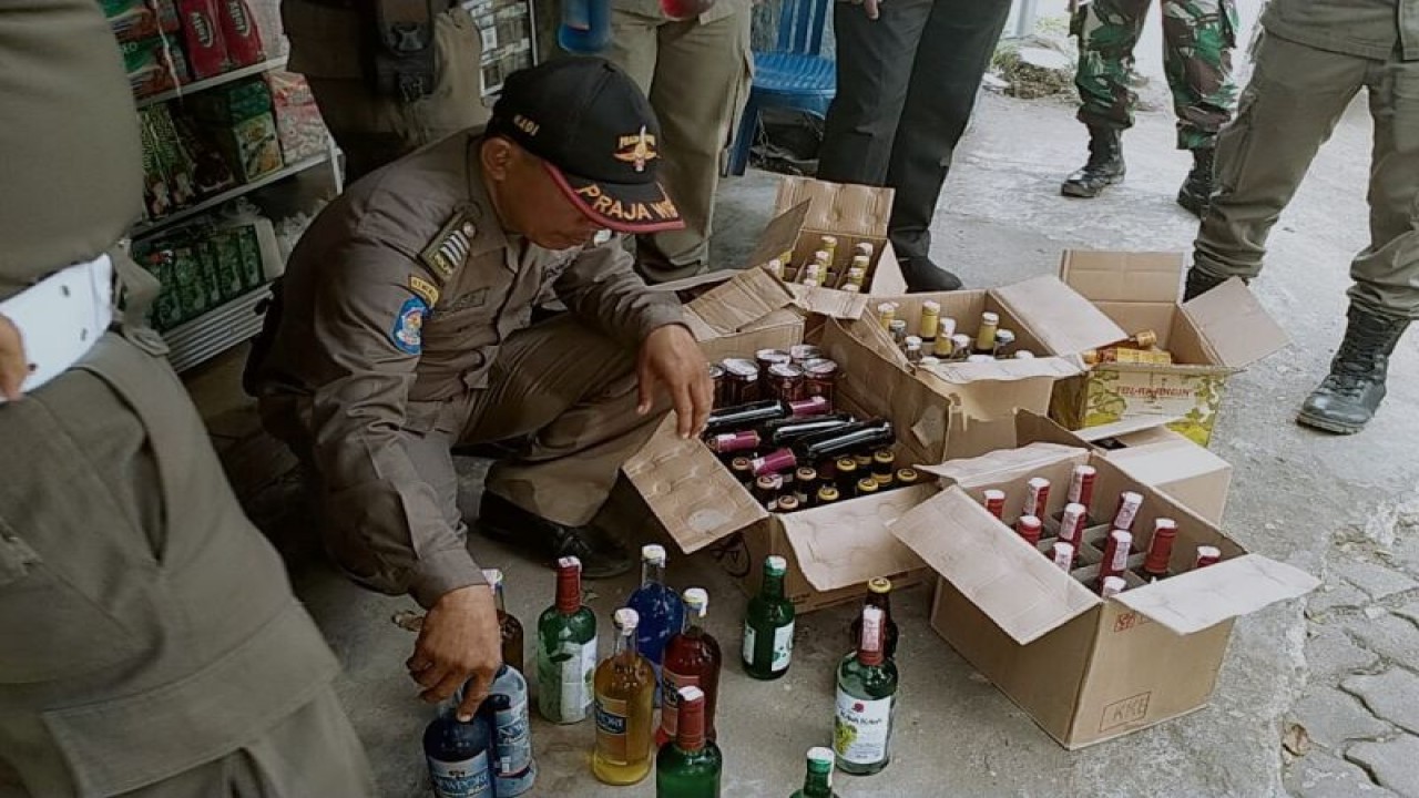 Razia minuman beralkohol menjelang tahun baru 2023 dikawasan Kota Jambi. (ANTARA/Tuyani)