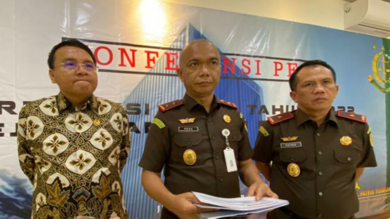 Kepala Kejaksaan Tinggi DKI Jakarta Reda Manthovani (tengah) bersama jajarannya memberikan keterangan kepada media di Jakarta, Kamis (29/12/2022). ANTARA/Luthfia Miranda Putri
