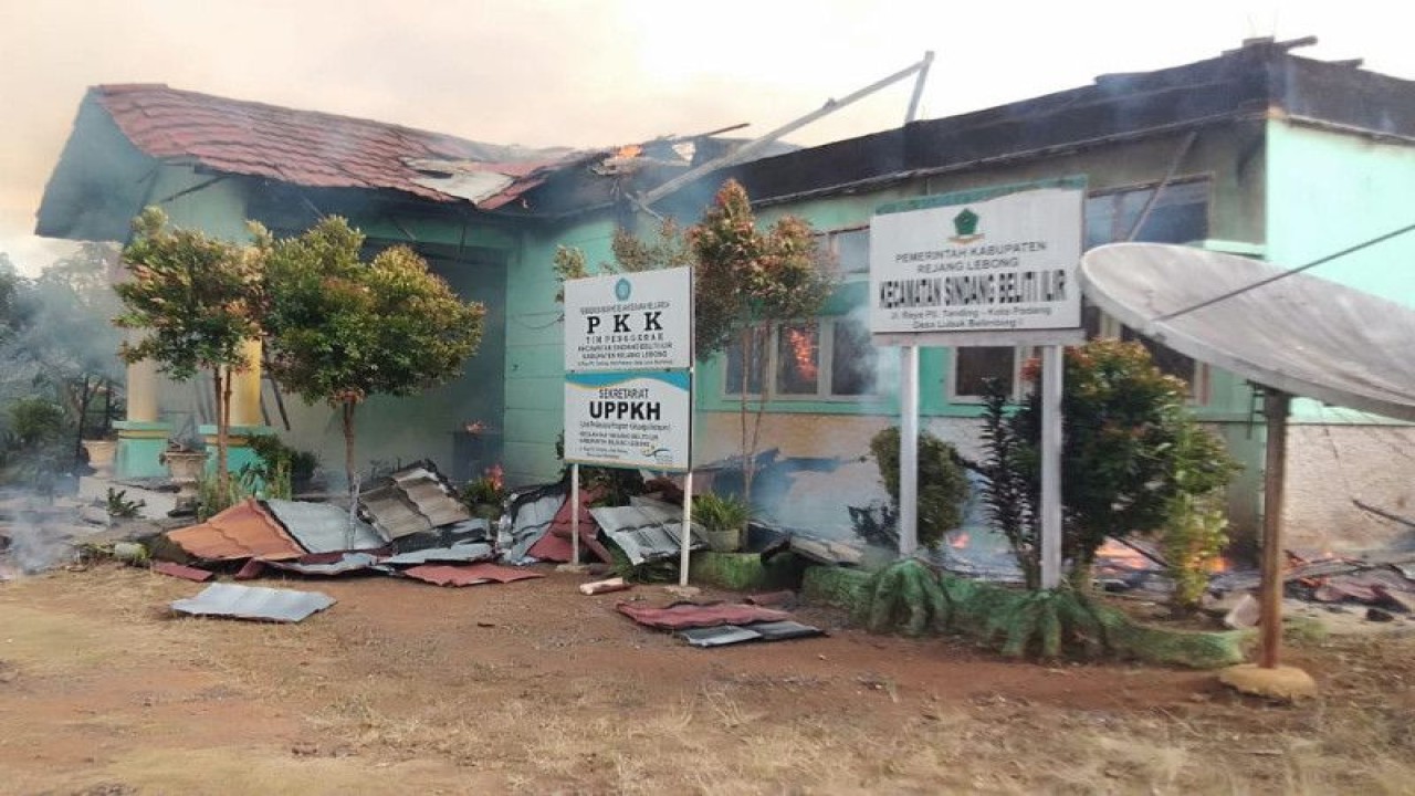 Kantor Camat Sindang Beliti Ilir (SBI) Kabupaten Rejang Lebong, Provinsi Bengkulu, yang terbakar Rabu sore (14/12/2022). FOTO ANTARA/HO-Disdamkar Rejang Lebong