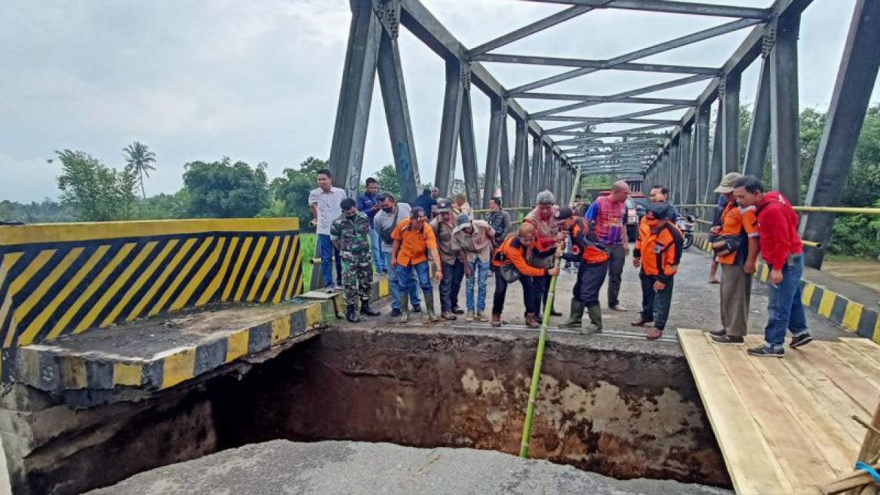Jembatan penghubung Kecamatan Curup Utara dengan Kecamatan Curup yang terputus akibat banjir di daerah itu belum lama ini. dok.ANTARA