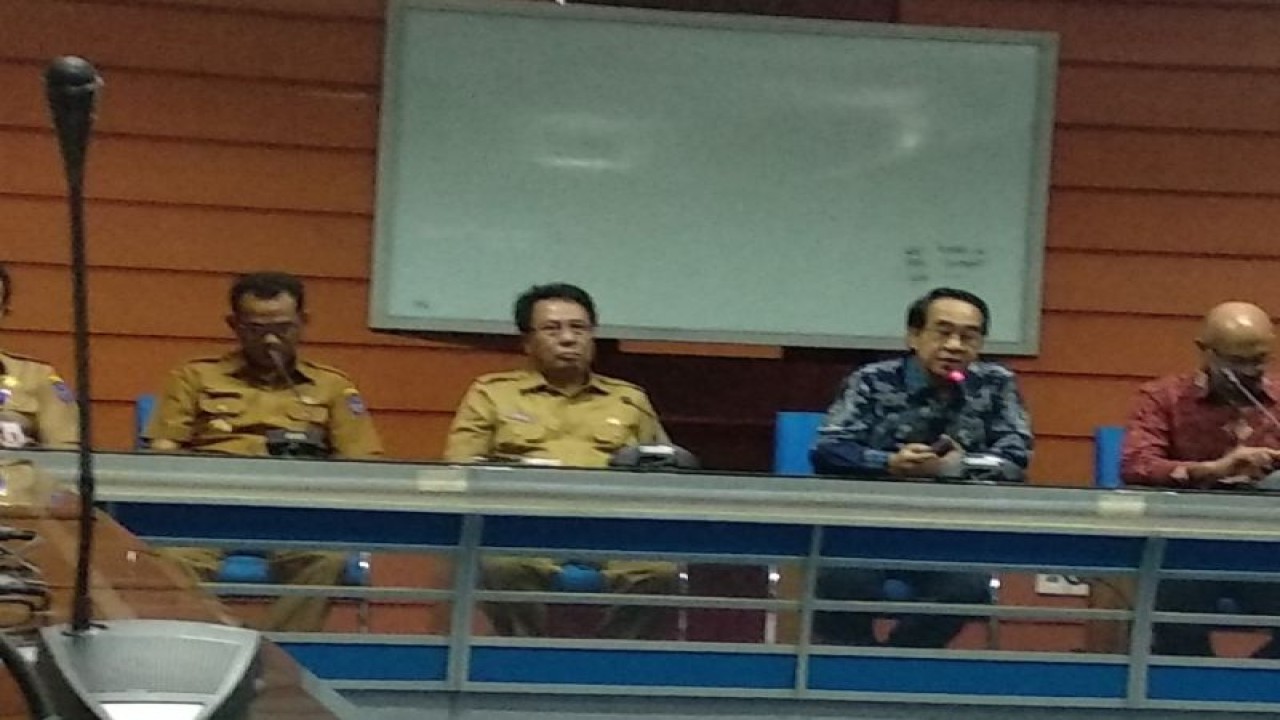 Rektor Unhas Prof Dr Jamaluddin Jompa (dua kanan), Direktur Eksekutif Australia-Indonesia Centre Dr Eugene Sebastian (kanan) serta Perwakilan Pemprov Sulsel membahas rencana kolaborasi riset di Makassar, Senin,(5/12/2022).ANTARA/Abd Kadir