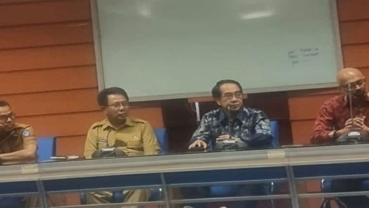 Rektor Unhas Prof Dr Jamaluddin Jompa (dua kanan), Direktur Eksekutif Australia-Indonesia Centre Dr Eugene Sebastian (kanan) dan pejabat Pemprov Sulsel memberikan keterangan terkait kolaborasi riset potensi Sulsel di Makassar, Selasa (6/12/2022). FOTO ANTARA/HO-Humas Unhas