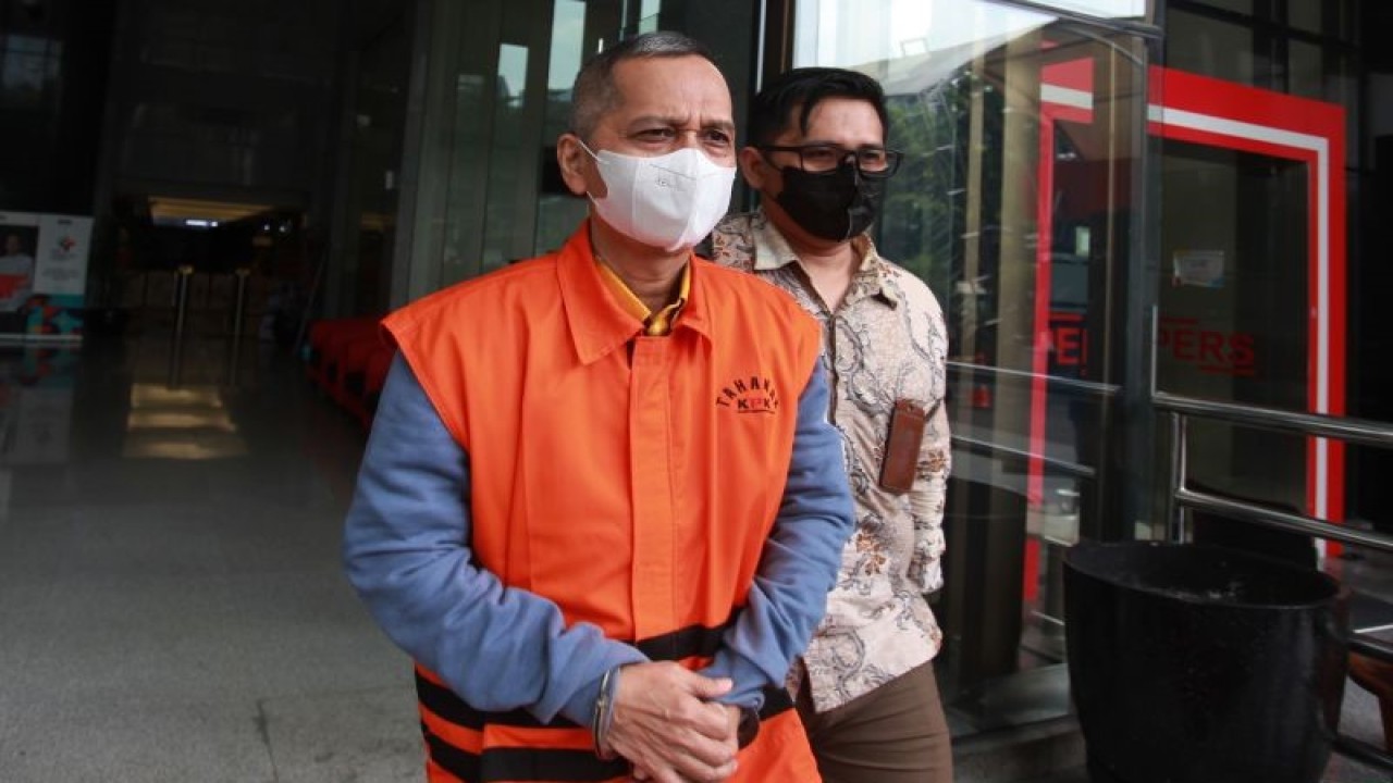 Tersangka Rektor nonaktif Universitas Negeri Lampung (Unila) Karomani (kiri) berjalan menuju mobil tahanan usai menjalani pemeriksaan di Gedung Merah Putih KPK, Jakarta, Jumat (16/12/2022). (ANTARA FOTO/Reno Esnir/nym)