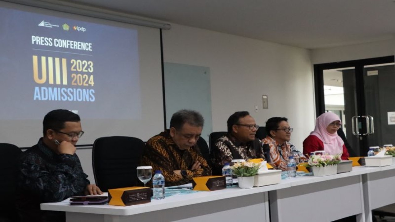 Rektor UIII Prof Dr Komaruddin Hidayat ketika menjelaskan penerimaan mahasiswa baru. (ANTARA/Foto: Humas UII)