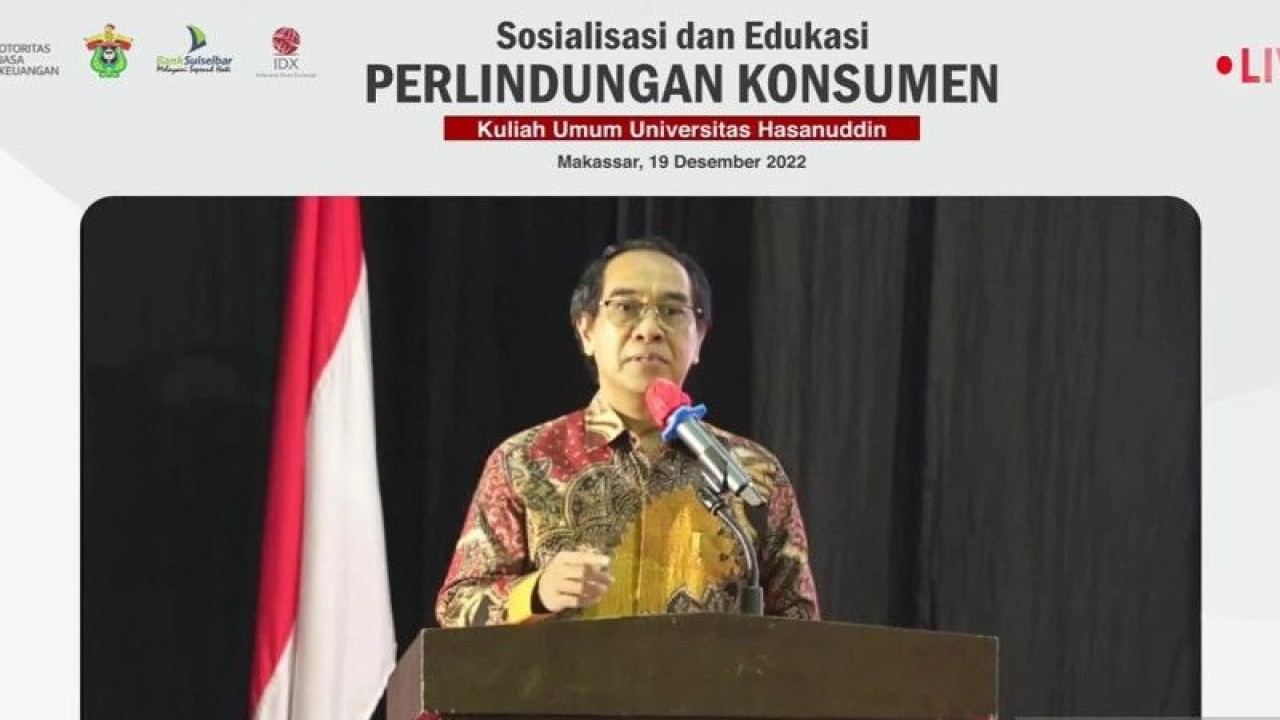 Rektor Universitas Hasanuddin (Unhas) Jamaluddin Jompa mengajak Otoritas Jasa Keuangan (OJK) dalam webinar bertajuk Sosialisasi dan Edukasi Perlindungan Konsumen oleh OJK dipantau di Jakarta, Senin. (ANTARA/ Muhammad Heriyanto)