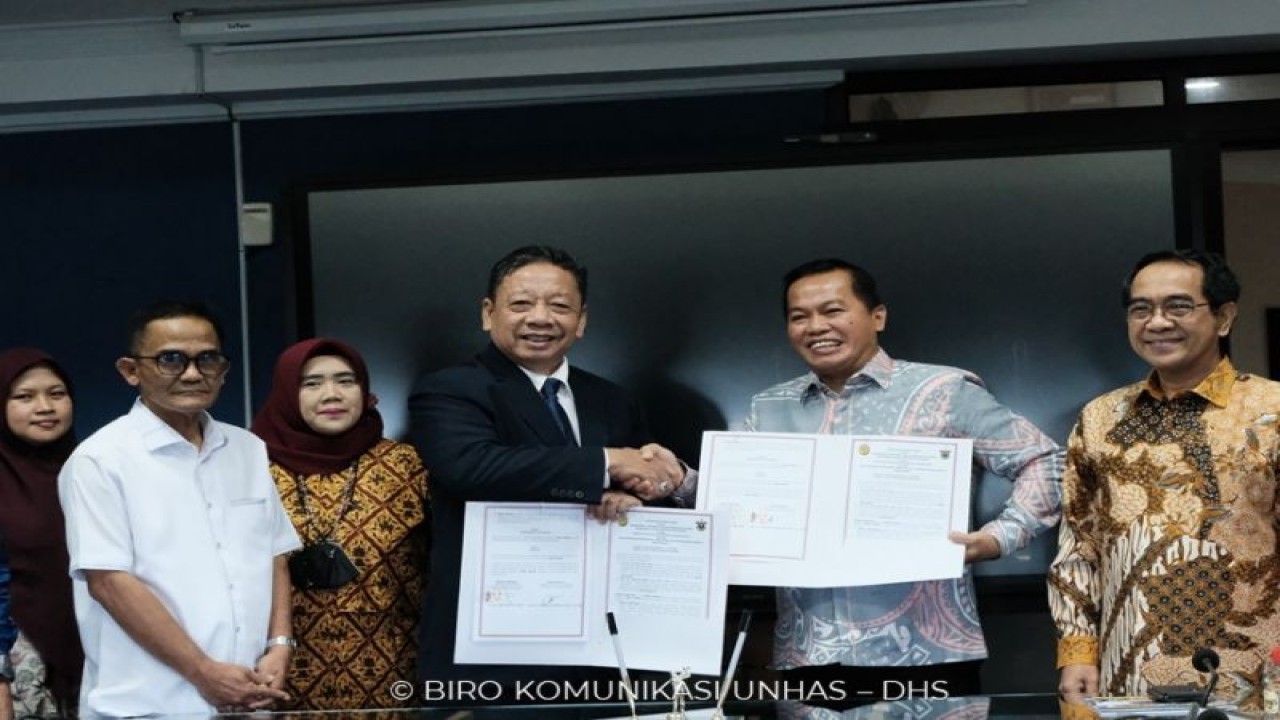 Rektor Unhas (kanan) menyaksikan proses penandatanganan kerjasama Unhas dan Dirjen Peradilan Agama MA di Makassar.ANTARA/HO-Unhas.