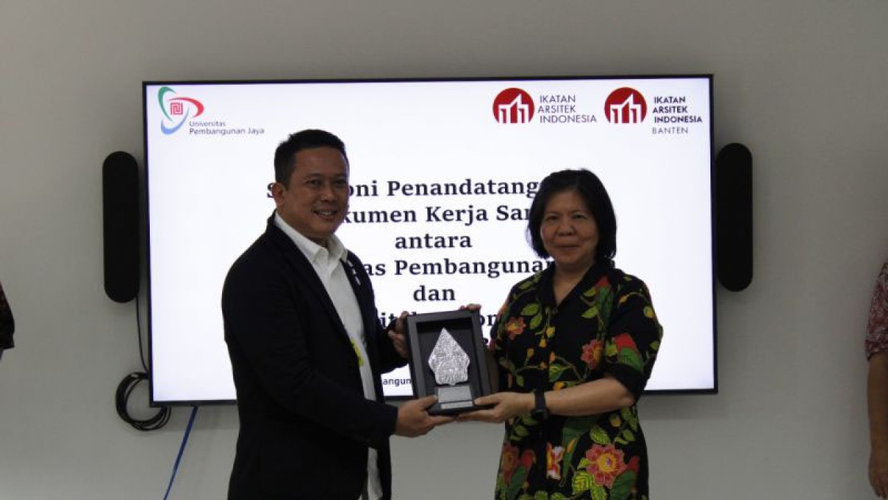 Rektor Universitas Pembangunan Jaya Lennawaty Limantara, Ph.D (kanan) dan Ketua IAI Nasional Ar. Georgius Budi Yulianto (kiri) saat melakukan penandatangan kerjasama terkait penguatan kompetensi lulusan dan program studi arsitektur.