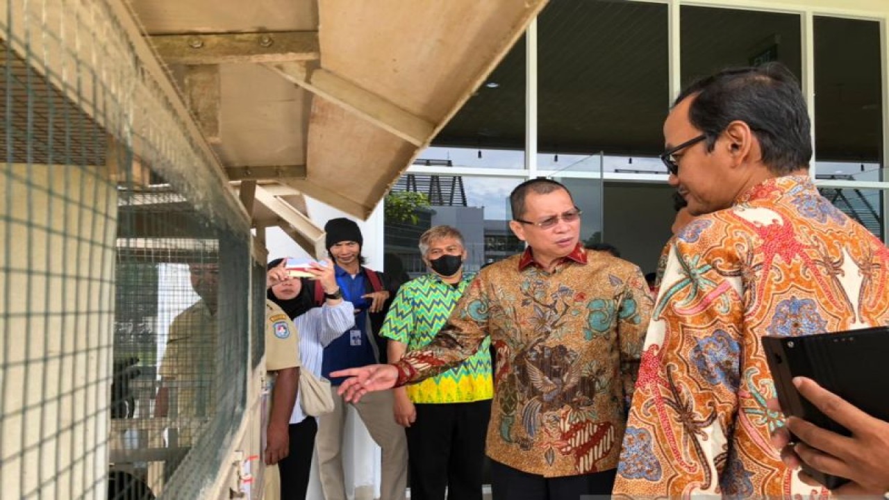 Rektor Untan Pontianak Garuda Wiko mendampingi tim dari Kemendikbudristek pada peluncuran program Matching Fund dari Kedaireka Kemendikburisrek di Untan Pontianak. (ANTARA/Sucia Lucinda)