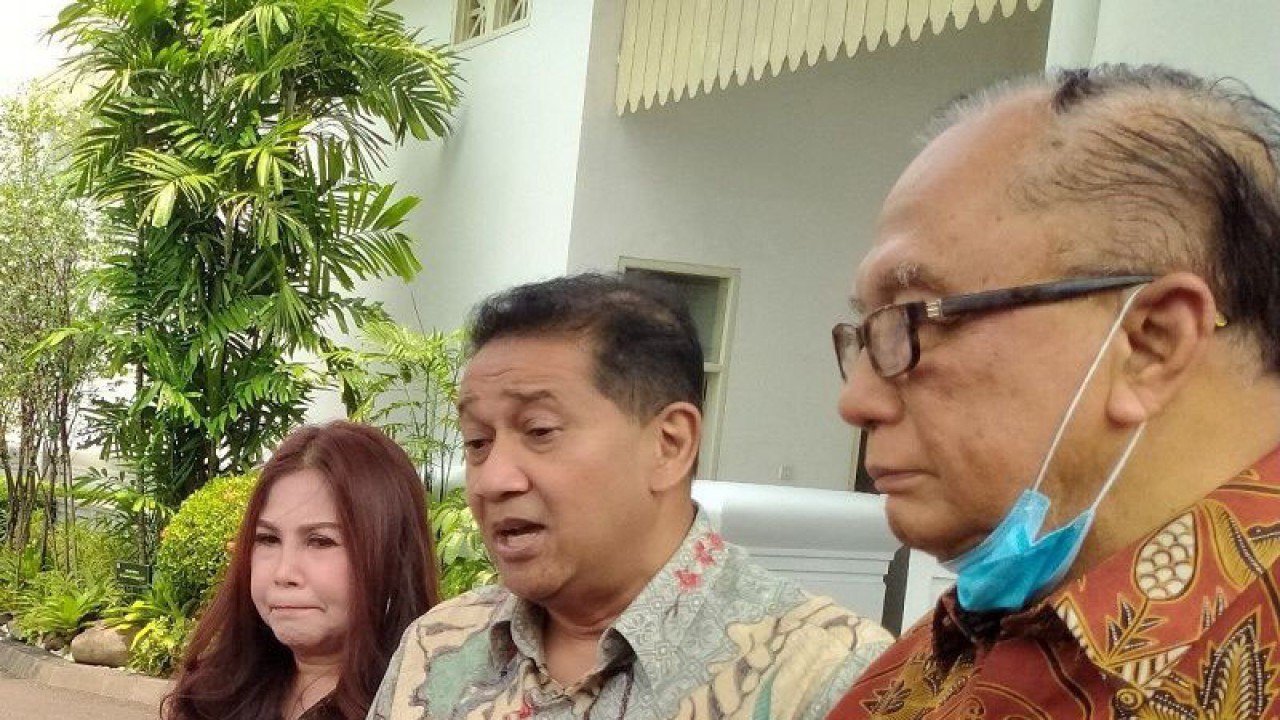 Pimpinan kelompok relawan Seknas Jokowi (ki-ka) Wakil Ketua Umum Ismarilda, Ketua Umum Rambun Tjajo, dan Ketua Dewan Pembina Sidarto Danoesoebroto memberikan keterangan kepada awak media di lingkungan Istana Kepresidenan Jakarta, Senin (12/9/2022). (ANTARA/Gilang Galiartha)