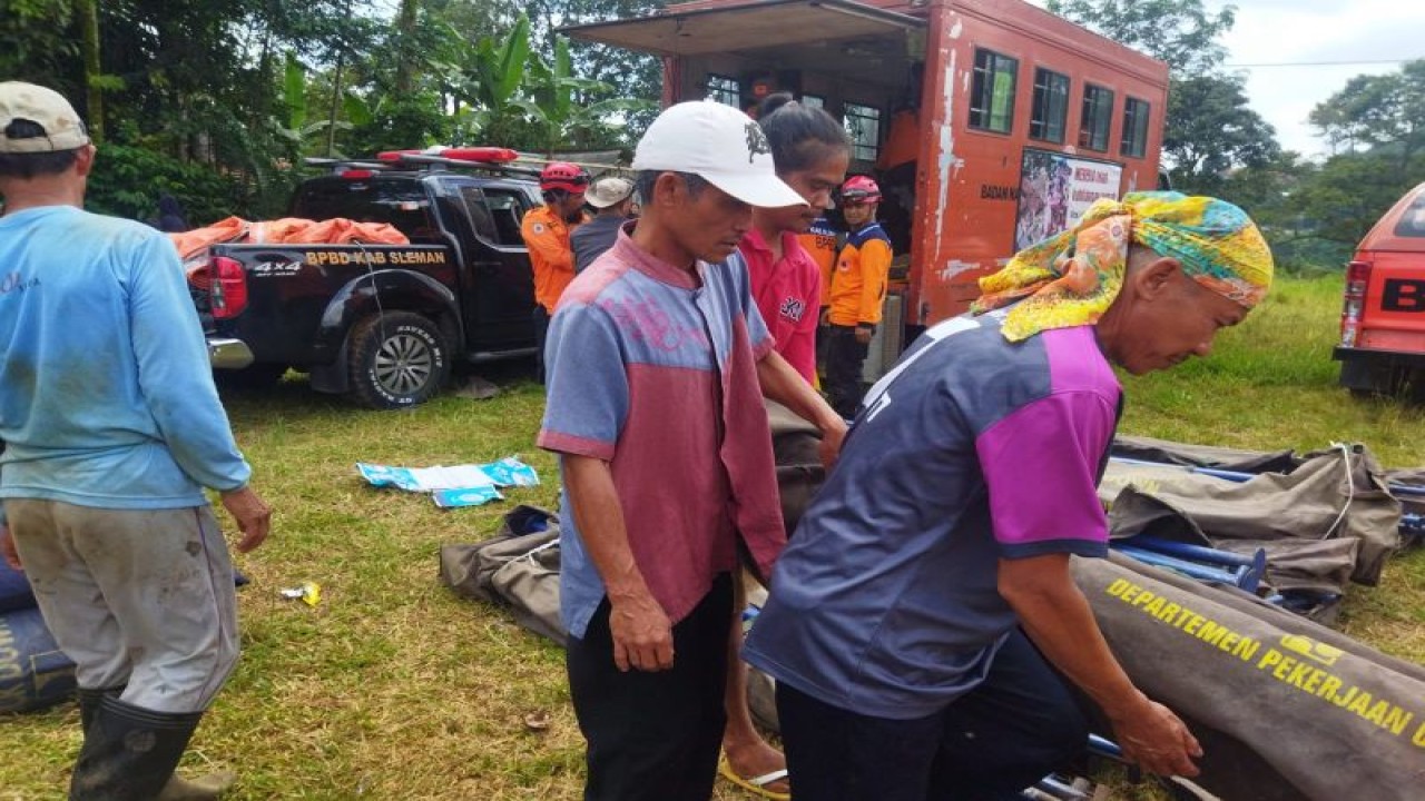 Warga korban gempa di Dusun Pawati, Mekarjaya, Cianjur bergotong royong membongkar muatan bantuan dari Sleman yang dibawa relawan TRC BPBD Sleman, Jumat (9/12/22). ANTARA/HO-BPBD Sleman