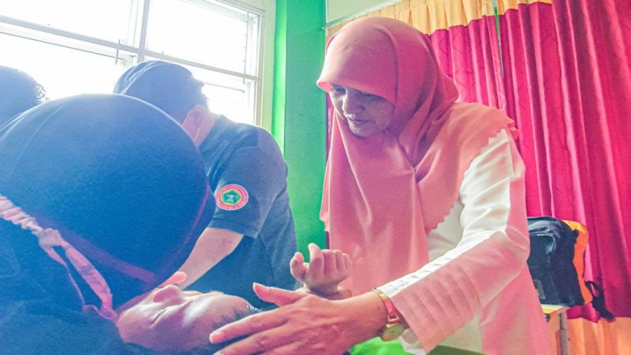 Wakil Ketua DPRD Surabaya Reni Astuti saat mengunjungi pelaksanaan khitanan massal di Kota Surabaya pada Sabtu (24/12/2022). ANTARA/HO-DPRD Surabaya