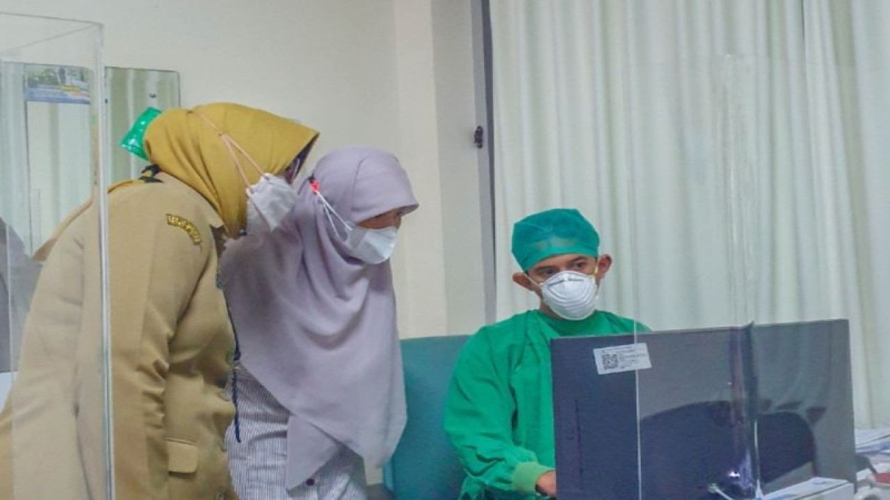 Wakil Ketua DPRD Kota Surabaya Reni Astuti meninjau pelayanan kesehatan di Rumah Sakit Umum Daerah (RSUD) Bhakti Dharma Husada di Kota Surabaya, Selasa (27/12/2022). (ANTARA/HO-Diskominfo Surabaya)