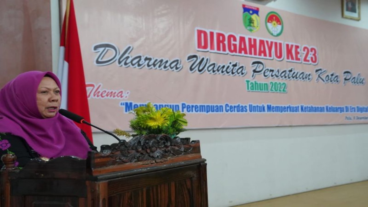 Wakil Wali Kota Palu, Reny A Lamadjido menyampaikan arahannya pada puncak HUT ke-23 Dharma Wanita Persatuan Kota Palu Tahun 2022, di Palu, Kamis (8/12/2022). ANTARA/HO-Humas Pemkotpalu