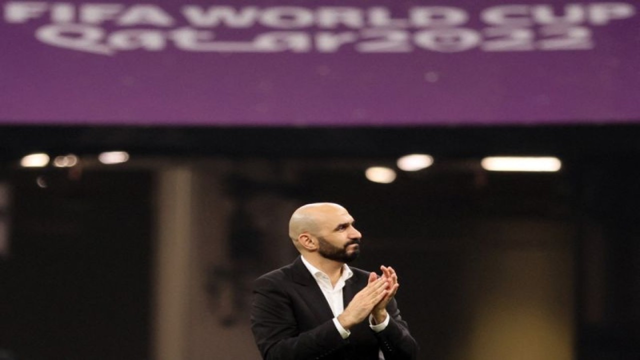 Pelatih Maroko Walid Regragui bertepuk tangan ke arah suporter Maroko usai final Piala Dunia 2022 antara Prancis dan Maroko di Stadion Al-Bayt, Doha, 14 Desember 2022. (AFP/KARIM JAAFAR)