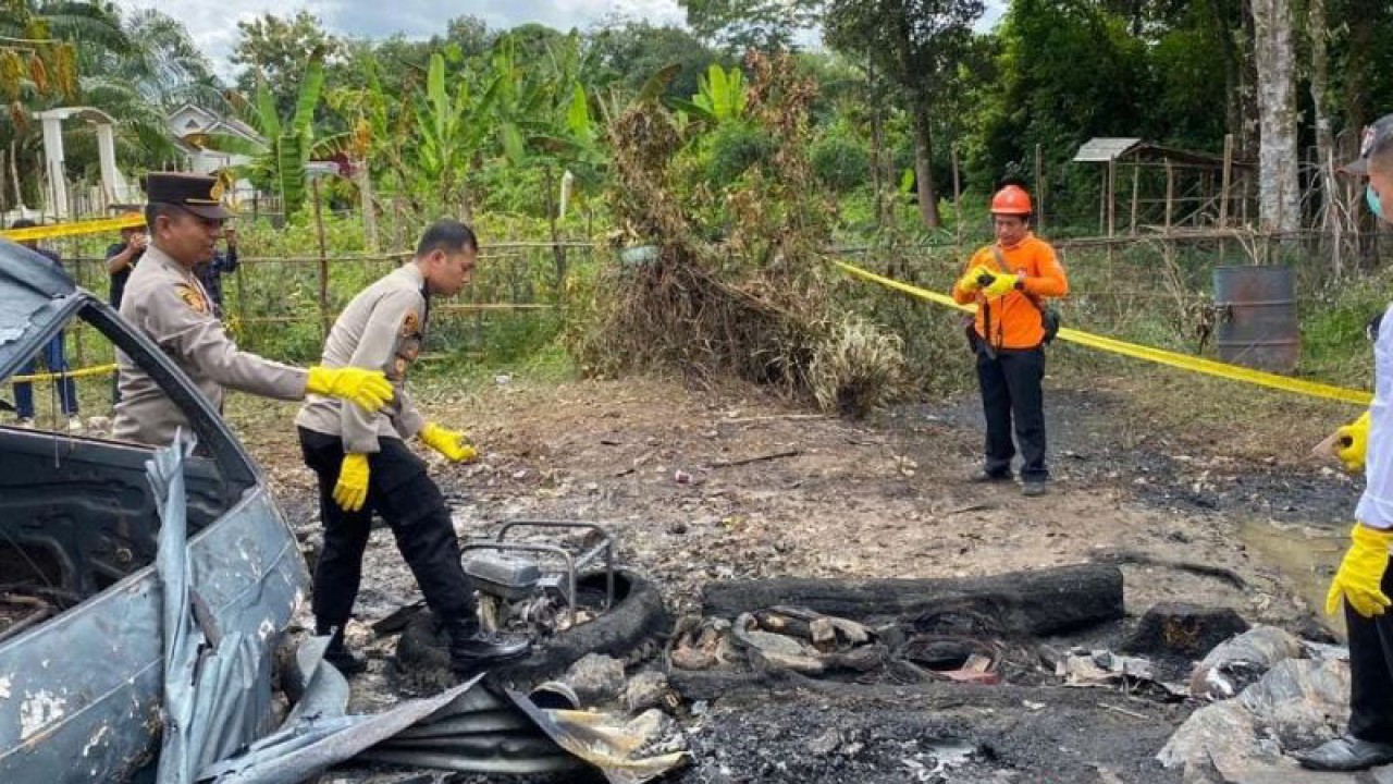 Kepala Kepolisian Resor Muara Enim AKBP Andi Supriadi (dua dari kiri) memimpin olah tempat kejadian perkara meledaknya gudang penampungan minyak ilegal di Dusun 3, Desa Cinta Kasih, Kecamatan Belimbing, Muara Enim, Sumatera Selatan, Senin (19/12/2022)(ANTARA/HO-Polres Muara Enim)