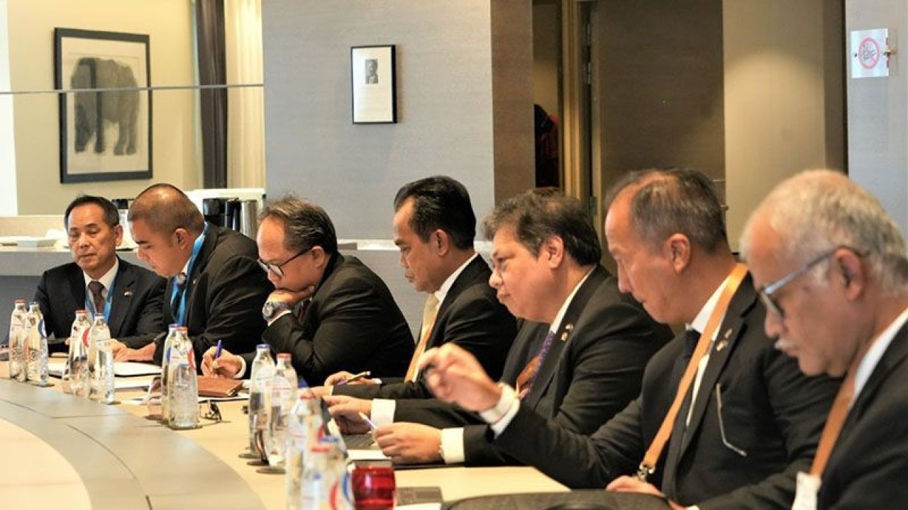 Menteri Koordinator Bidang Perekonomian Airlangga Hartarto dan perwakilan Indonesia saat bertemu dengan Executive Vice President of the European Commission Valdis Dombrovskis di Brussels, Belgia (15/12/2022). ANTARA/HO-Kemenko Perekonomian/aa. (Handout Kemenko Perekonomian)