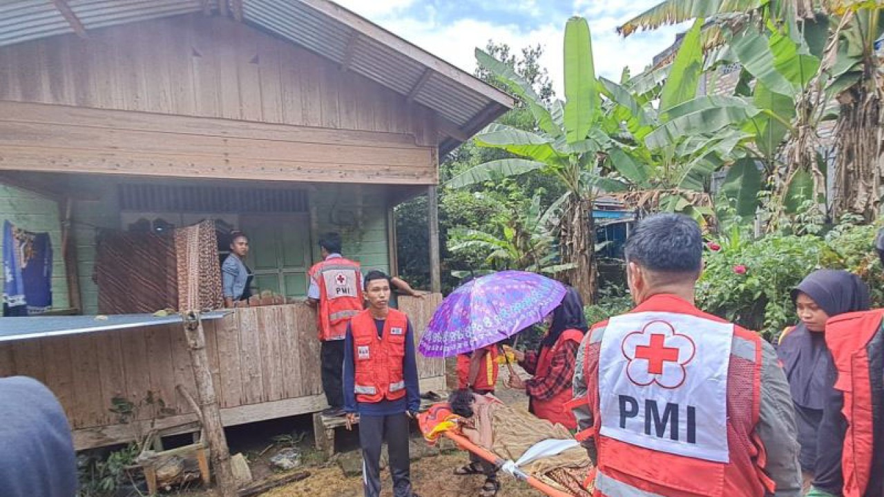 Petugas PMI mengantar korban banjir yang berusia lanjut dan sakit kembali ke rumahnya di Ranai, Kabupaten Natuna, Kepulauan Riau, Jumat (16/12/2022). (ANTARA/Cherman)