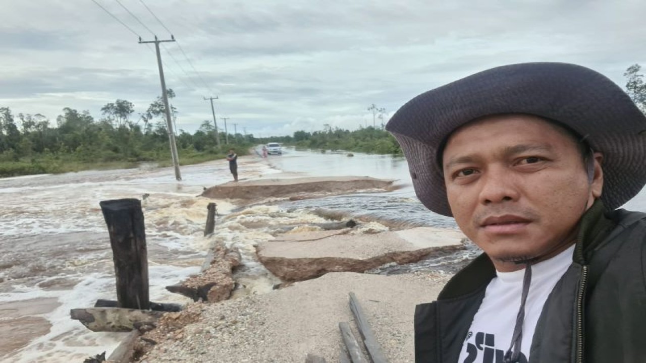 Jebatan Semala di Kabupaten Natuna, Provinsi Kepulauan Riau, rusak akibat banjir pada Kamis (15/12/2022). (ANTARA/HO-KIM)