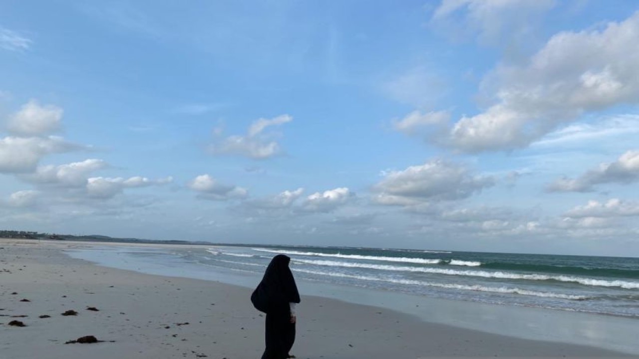 Gelombang laut di Pantai Trikora IV Kabupaten Bintan, Kepulauan Riau mencapai lebih 2 meter (Nikolas Panama)