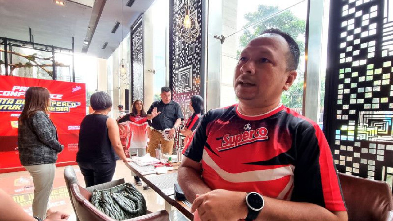 Pelatih Persipura Ricky Nelson (kanan) saat menghadiri peluncuran program Sejuta Bola Superco untuk Indonesia di Jakarta, Kamis (8/12/2022). ANTARA/Bayu Kuncahyo