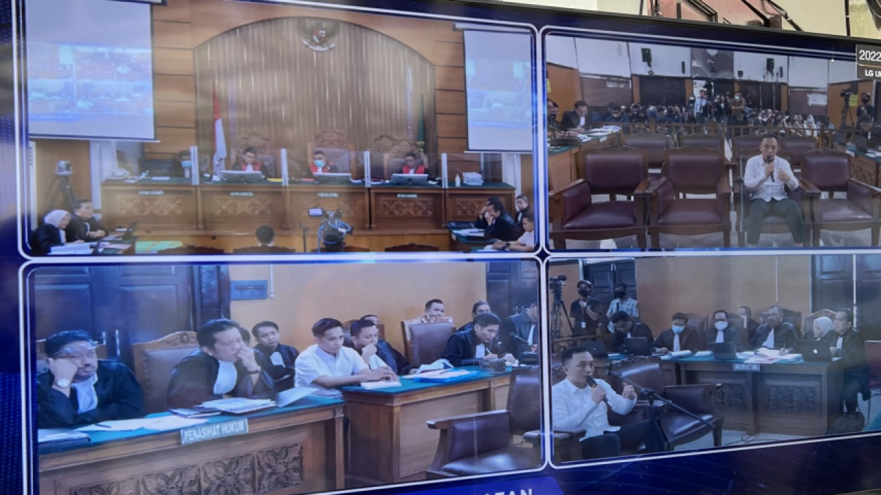 Terdakwa pembunuhan Brigadir Nofriansyah Joshua Hutabarat (Brigadir J), Ricky Rizal, saat menyampaikan kesaksian dalam sidang di Pengadilan Negeri Jakarta Selatan, Jakarta, Senin (5-12-2022). ANTARA/Putu Indah Savitri