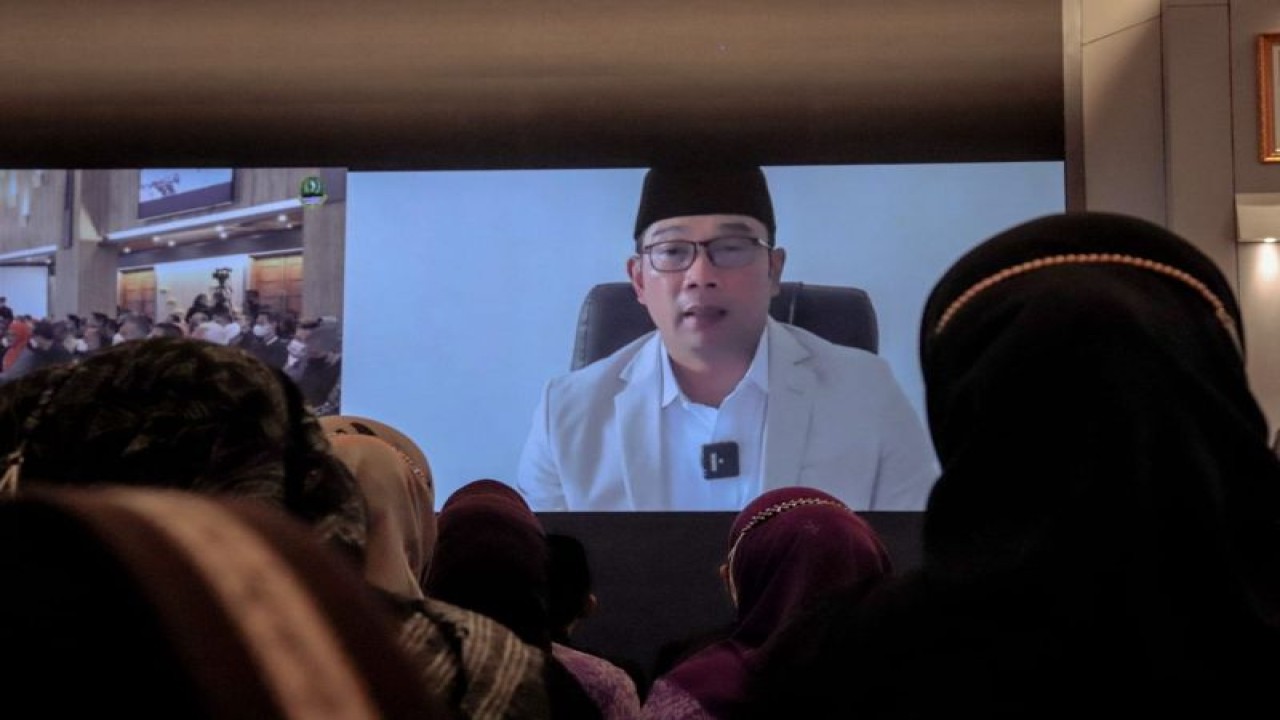Gubernur Jawa Barat M Ridwan Kamil saat menyampaikan orasi ilmiah secara daring pada Puncak Dies Natalis Ke-62 Universitas Pasundan Bandung, Rabu (21/12/2022). (ANTARA/HO-Humas Unpas)