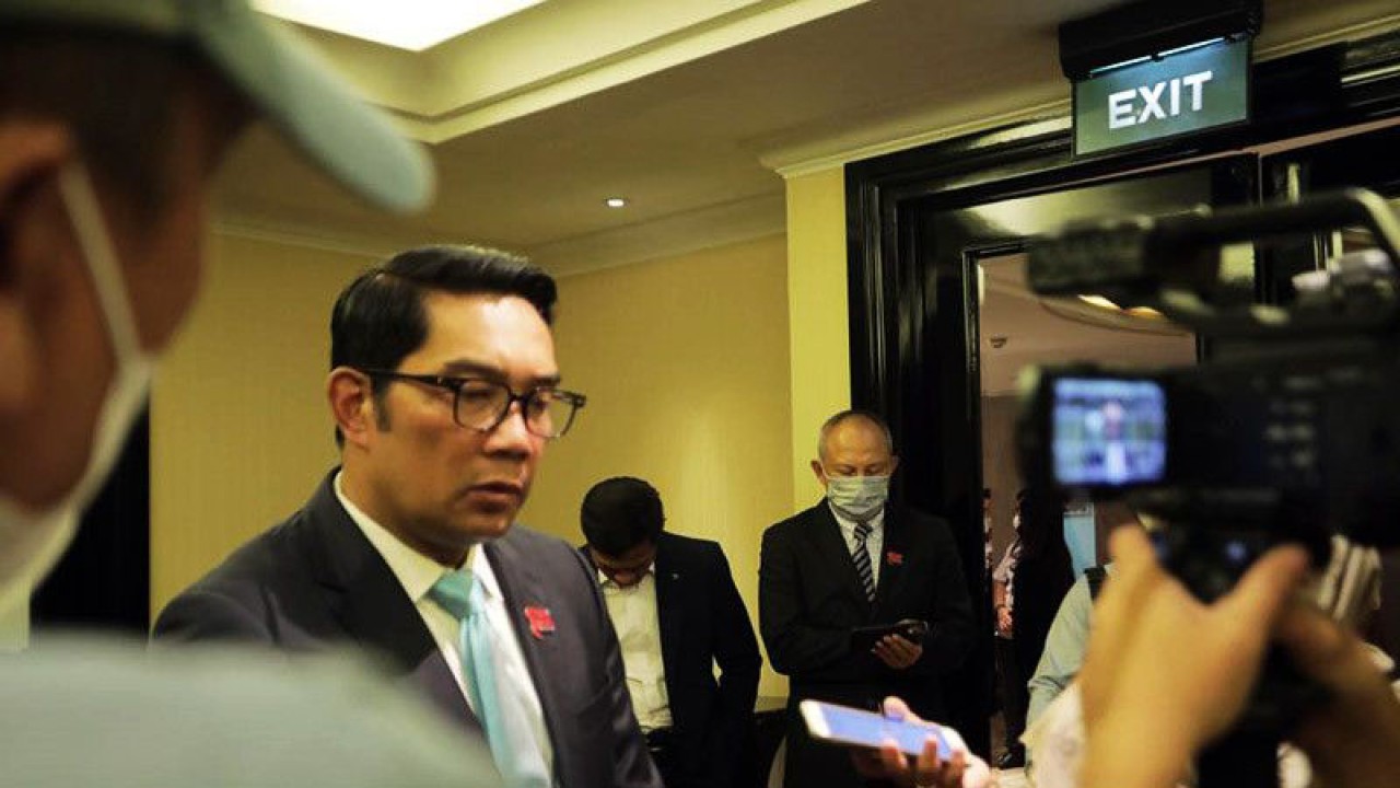 Gubernur Jabar Ridwan Kamil memberikan pernyataan terkait bom bunuh diri di Kantor Polsek Astanaanyar, Kota Bandung, Jawa Barat, Rabu (7/12/2022). (ANTARA/HO-Humas Pemda Jawa Barat/am)