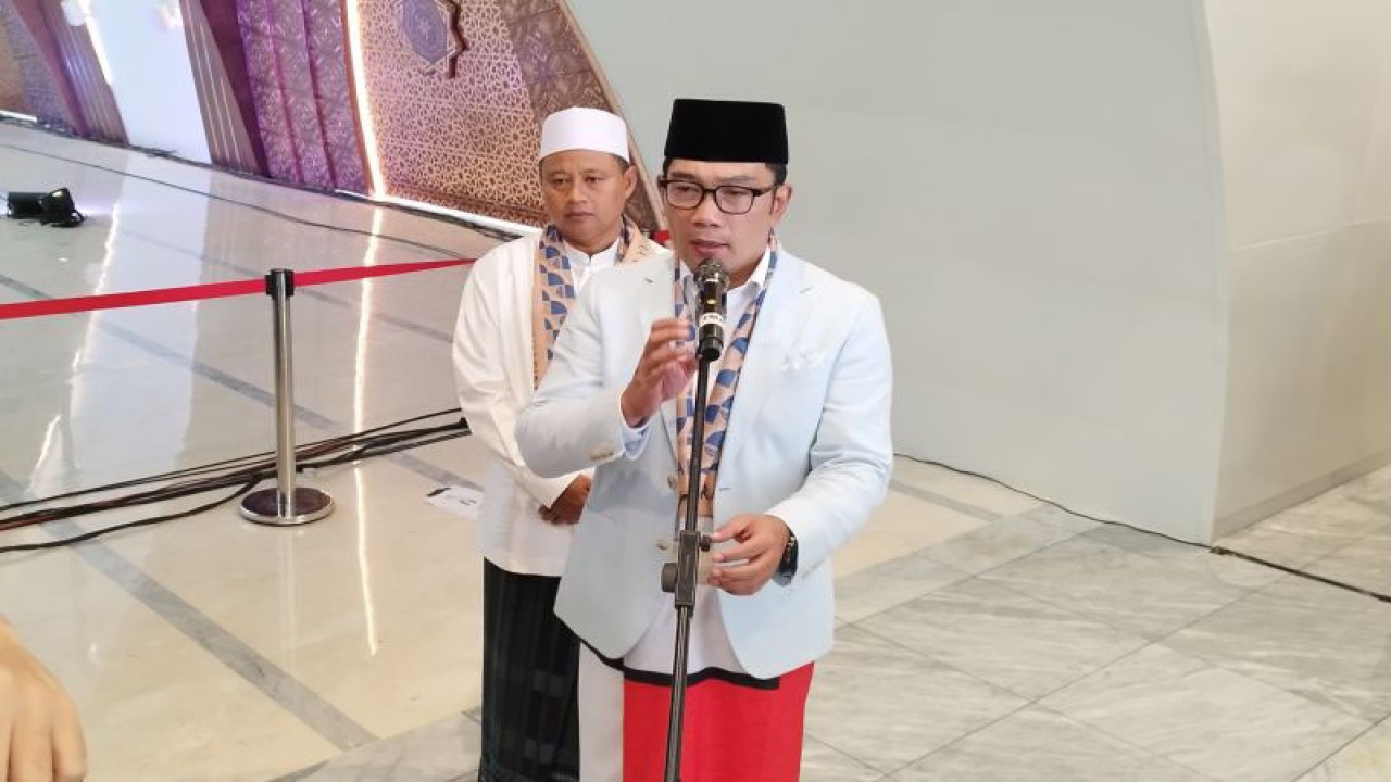 Gubernur Jawa Barat Ridwan Kamil didampingi Wakil Gubernur Jawa Barat Uu Ruzhanul Ulum saat konferensi pers usai peresmian Masjid Al Jabbar, Kota Bandung, Jawa Barat, Jumat (30/12/2022). (ANTARA/Bagus Ahmad Rizaldi)
