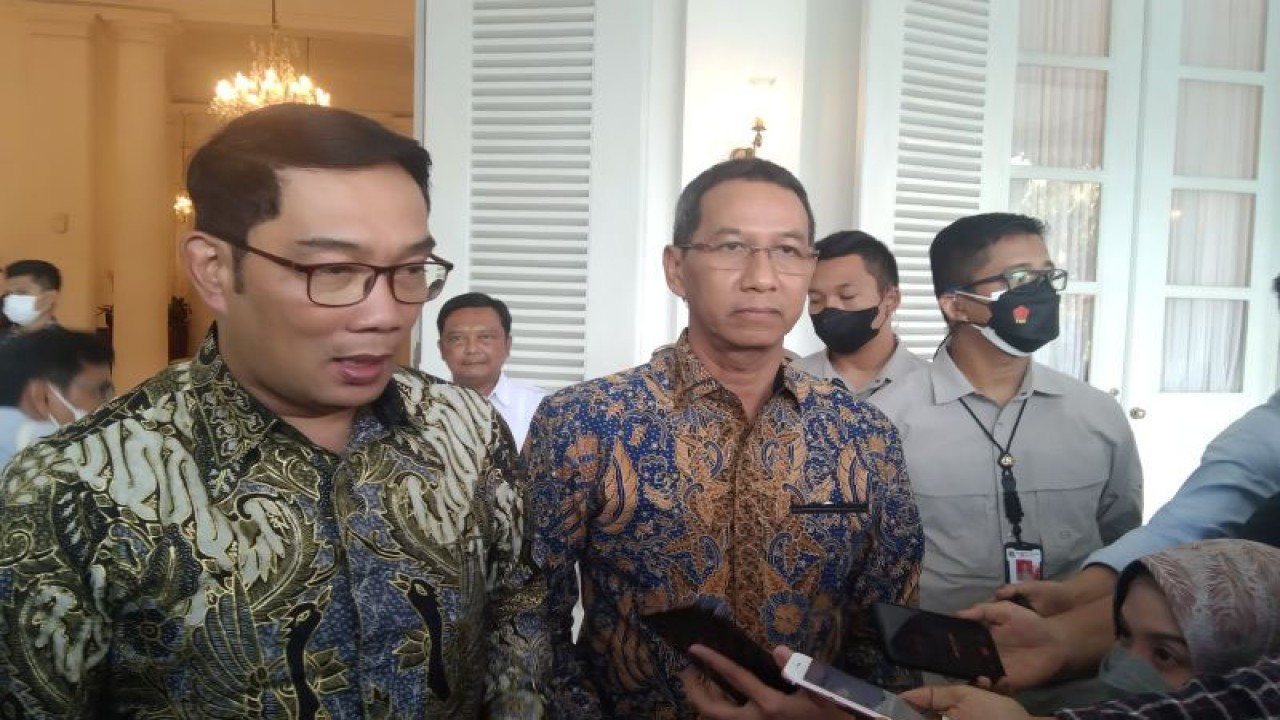Gubernur Jawa Barat Ridwan Kamil (kiri) bersama Penjabat Gubernur DKI Heru Budi Hartono setelah bertemu di Balai Kota Jakarta, Selasa (20/12/2022) ANTARA/Dewa Ketut Sudiarta Wiguna