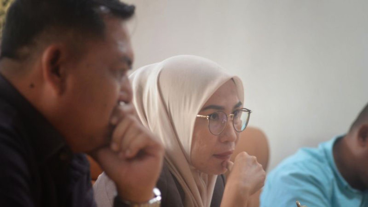 Ketua Komisi I DPRD Kabupaten Gorontalo Utara Rina Polapa (tengah). ANTARA/Susanti Sako