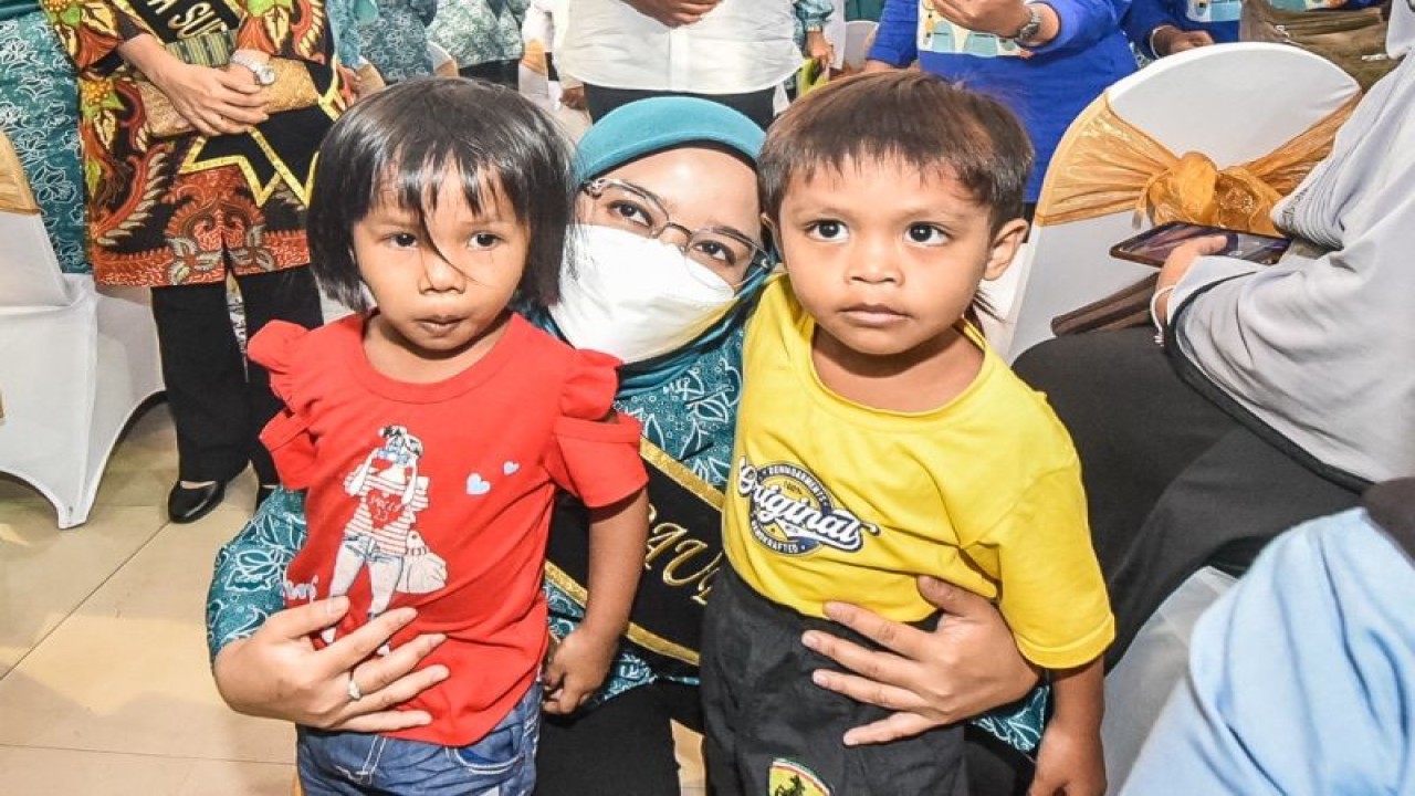 Ketua Bunda PAUD Kota Surabaya Rini Indriyani saat bersama anak-anak di Sueabaya (FOTO ANTARA/HO-Diskominfo Surabaya)