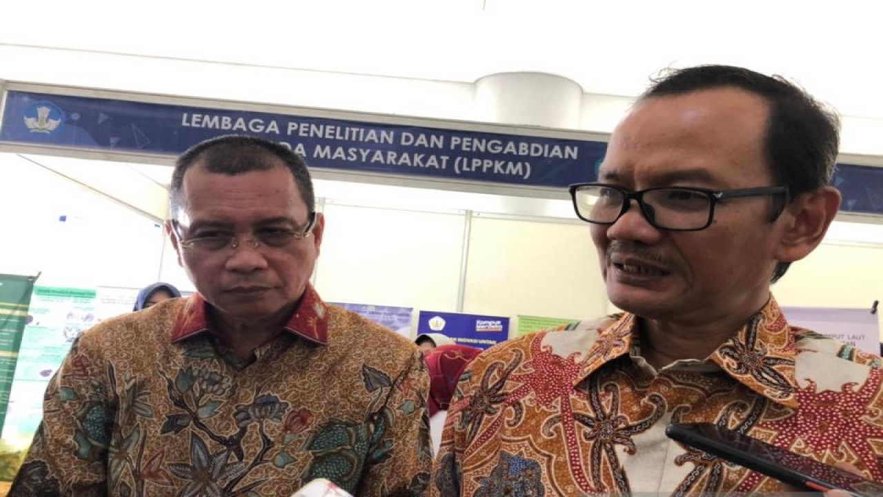 lt Direktur Jenderal Pendidikan Tinggi, Riset, dan Teknologi yakni Prof Ir Nizam di dampingi Rektor Untan Garuda Wiko saat menghadiri kegiatan peluncuran program Matching Fund di Universitas Tanjungpura Pontianak, Senin. (Sucia Lucinda)