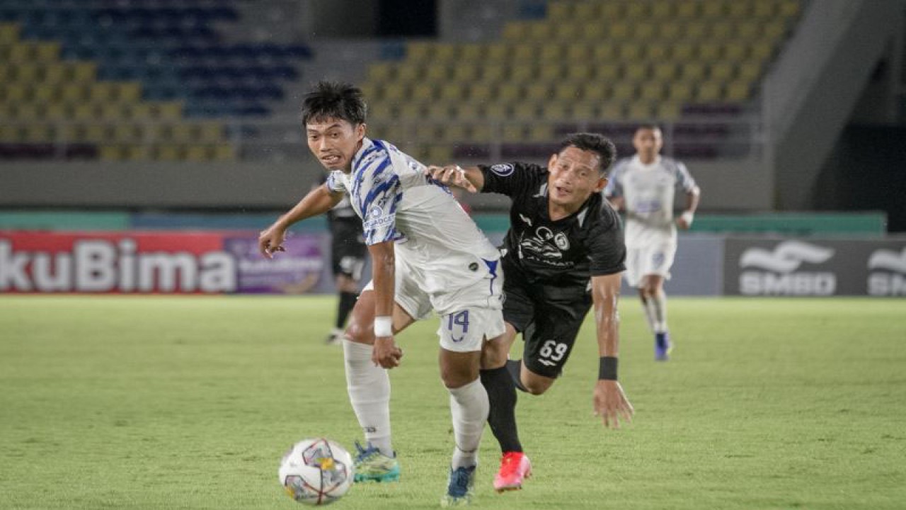 Pesepak bola PSIS Semarang Riyan Ardiansyah (kiri) berebut bola dengan pesepak bola PSS Sleman Derry Rachman Noor (kanan) pada pertandingan BRI Liga 1 di Stadion Manahan, Solo, Jawa Tengah, Jumat (16/12/2022). PSIS Semarang menang atas PSS Sleman dengan skor 1-0. ANTARA FOTO/Mohammad Ayudha/foc. (ANTARA FOTO/MOHAMMAD AYUDHA)