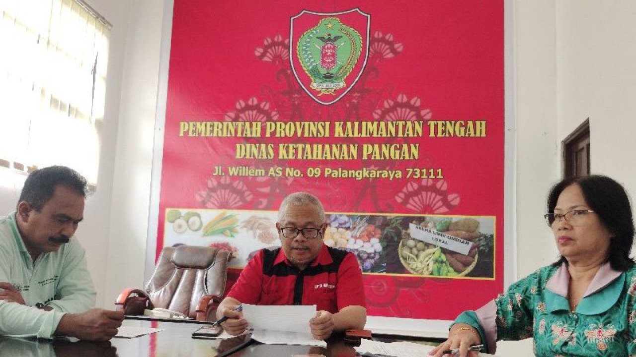 Kepala Dinas Ketahanan Pangan Provinsi Kalimantan Tengah Riza Rahmadi bersama pegawai dinas di Kota Palangka Raya, Jumat, (30/12/2022). (ANTARA/Muhammad Arif Hidayat)