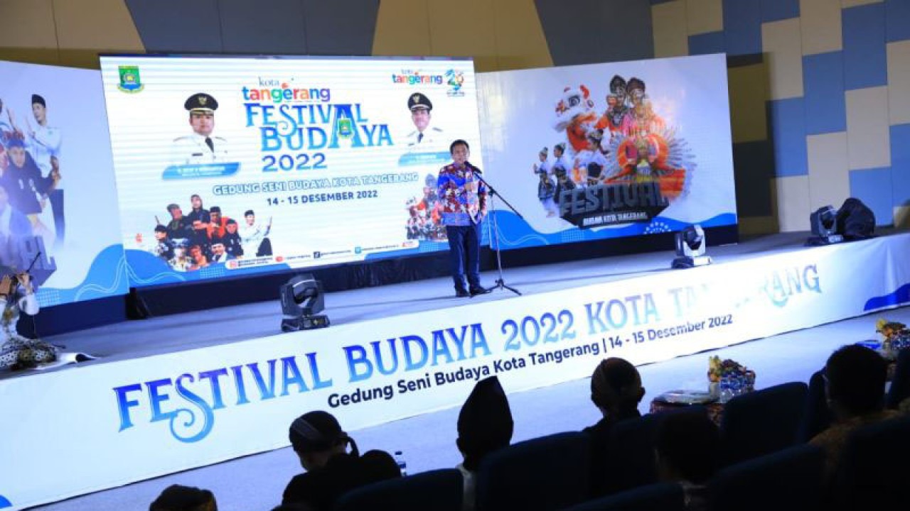Kepala Dinas Kebudayaan dan Pariwisata Kota Tangerang Rizal Ridollah memberikan sambutan pada acara Festival Budaya 2022 di Gedung Seni Budaya Kota Tangerang, Rabu (14/12/2022). ANTARA