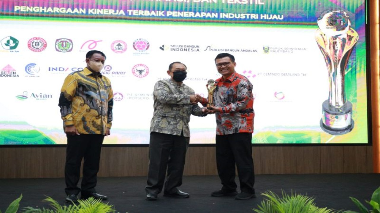 Direktur Operasi dan Produksi Pupuk Kujang, Robert Sarjaka (kanan) saat menerima piala sertifikat Industri Hijau 2022 dari Kementerian Perindustrian. (ANTARA/HO-Pupuk Kujang)