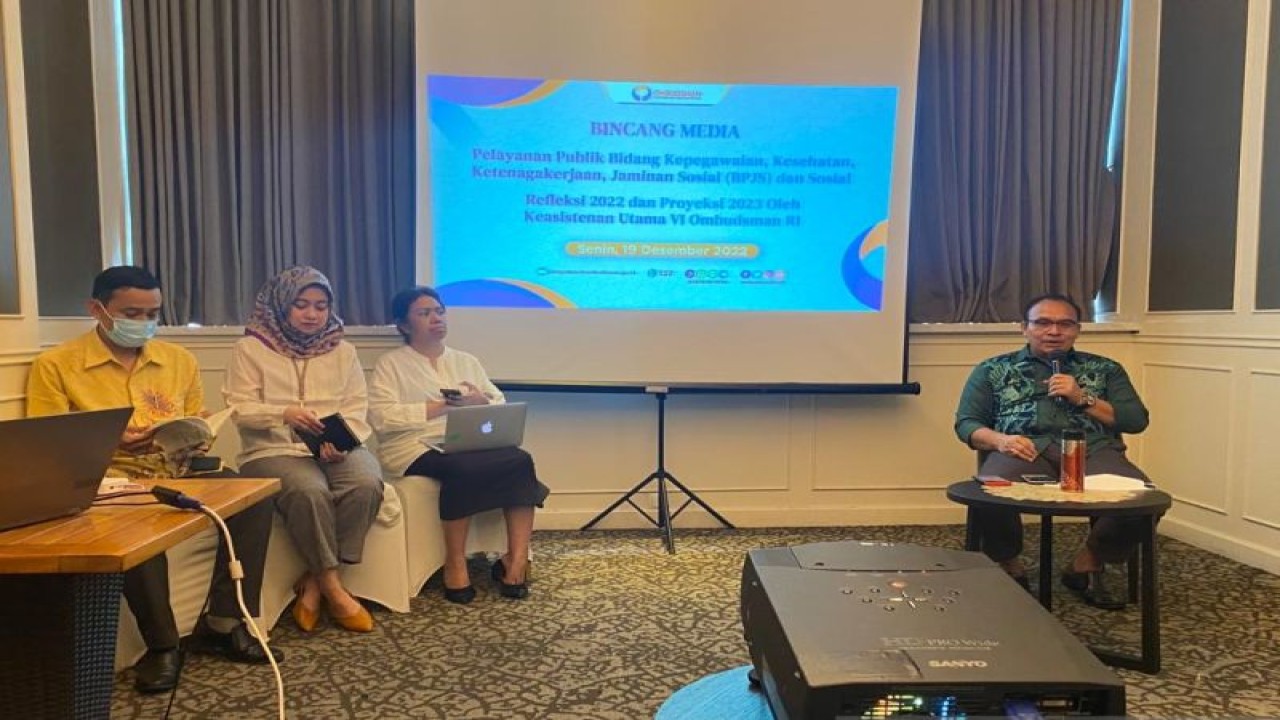 Anggota Ombudsman RI Robert Na Endi Jaweng (kanan) dan Asisten KU VI Belinda Wastitiana Dewanty (kedua kiri) dalam acara bincang media dengan Ombudsman RI di Jakarta, Senin (19/12/2022). ANTARA/Prisca Triferna