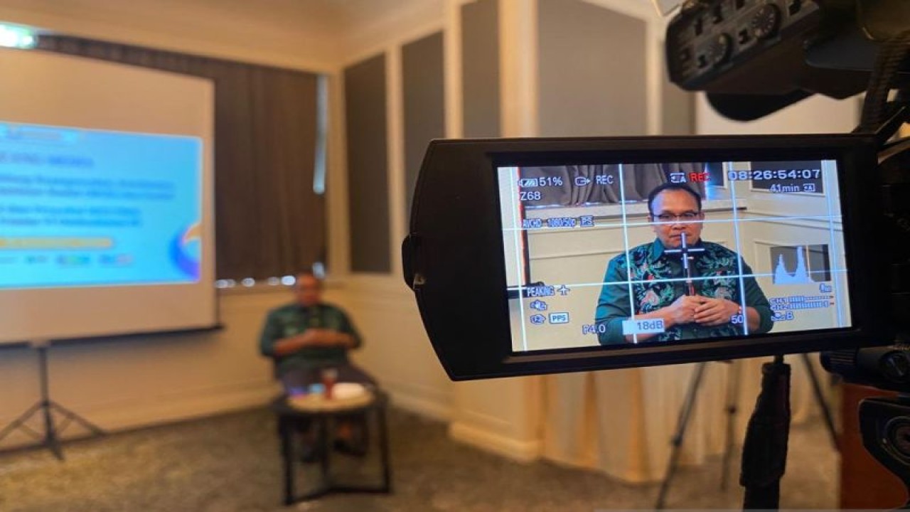 Awak media merekam Anggota Ombudsman RI Robert Na Endi Jaweng dalam acara bincang-bincang mengenai pemenuhan hak pekerja di Jakarta, Senin (19/12/2022) (ANTARA/Prisca Triferna)