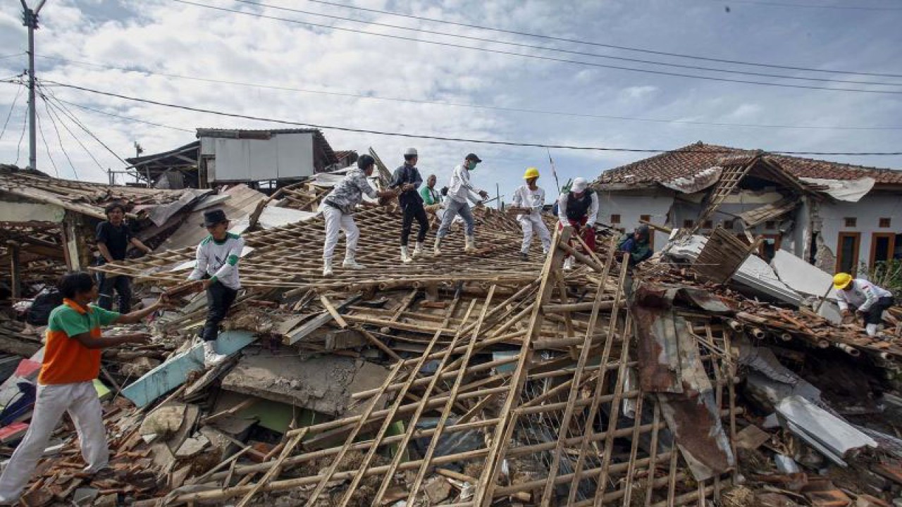 Arsip Foto. Relawan membersihkan puing-puing bangunan yang roboh akibat gempa bumi di Desa Benjod, Kecamatan Cugenang, Kabupaten Cianjur, Provinsi Jawa Barat, Rabu (23/11/2022). (ANTARA FOTO/Yulius Satria Wijaya/aww)