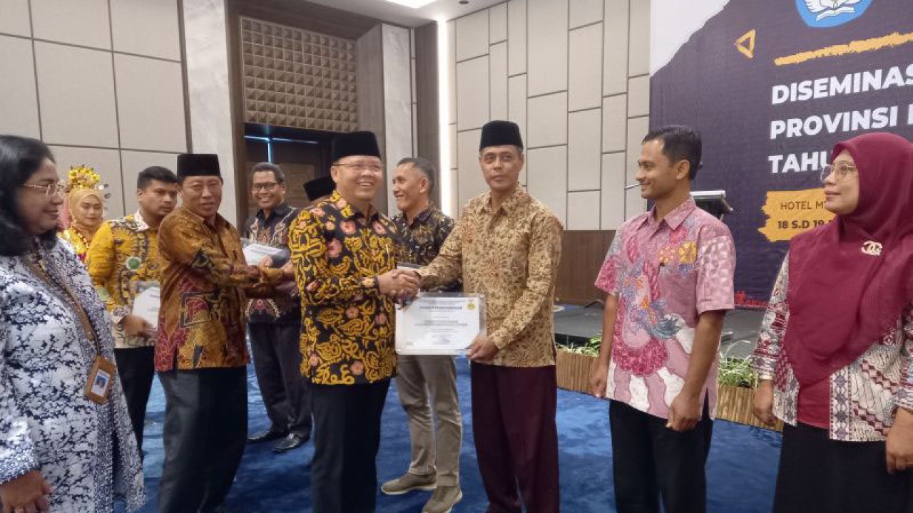 Gubernur Bengkulu Rohidin Mersyah menyerahkan penghargaan kepada Dinas Pendidikan yang memenuhi sejumlah kategori Merdeka Belajar. ANTARA/Anggi Mayasari