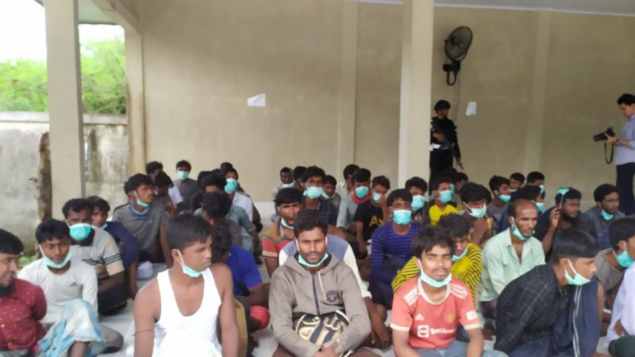 Sebanyak 57 pengungsi Rohingya saat dipindahkan ke UPTD Rumoh Seujahtera Beujroh Meukarya Ladong Tuna Sosial Dinas Sosial Aceh, di Aceh Besar, Minggu (25/12/2022) (ANTARA/Rahmat Fajri)