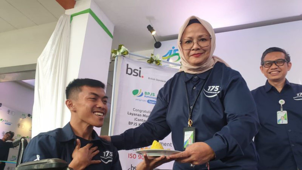 Direktur Pelayanan BPJS Ketenagakerjaan Roswita Nilakurnia saat syukuran HUT BPJS Ketenagakerjaan ke-45 dan ISO 9001 : 2015 Certified Layanan Masyarakat 175 di Yogyakarta, Jumat (23/12/2022). (ANTARA/HO-Humas BPJS Ketenagakerjaan)